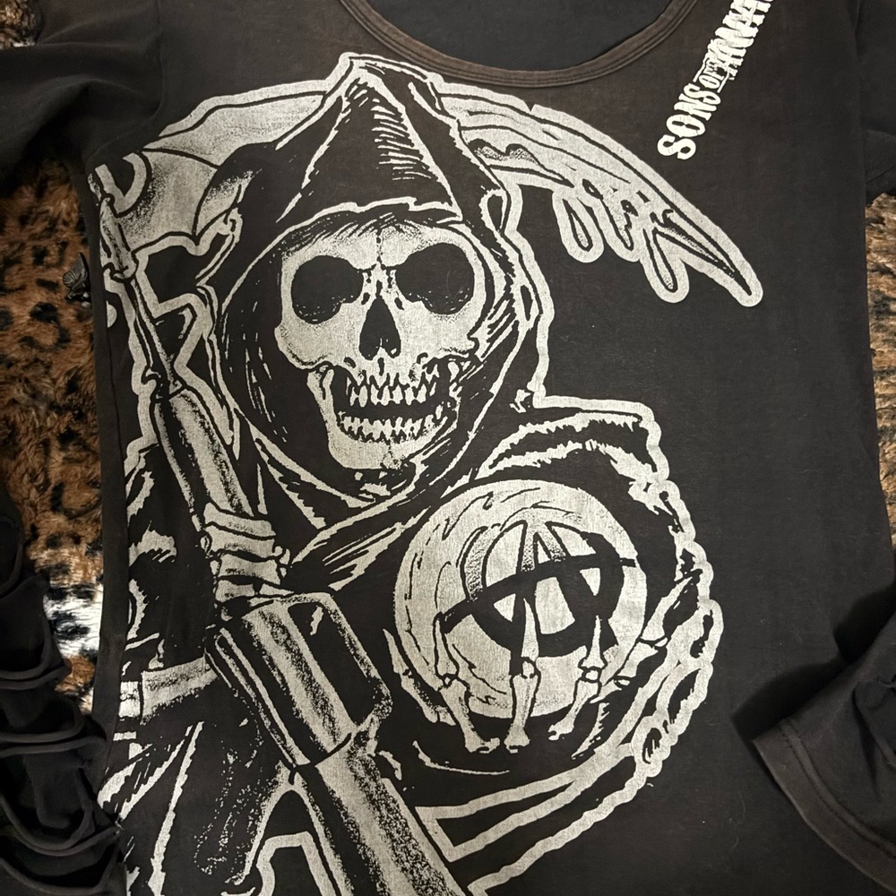 Women's Black Graphic Long Sleeve Skull Tee - Picture 2 of 6
